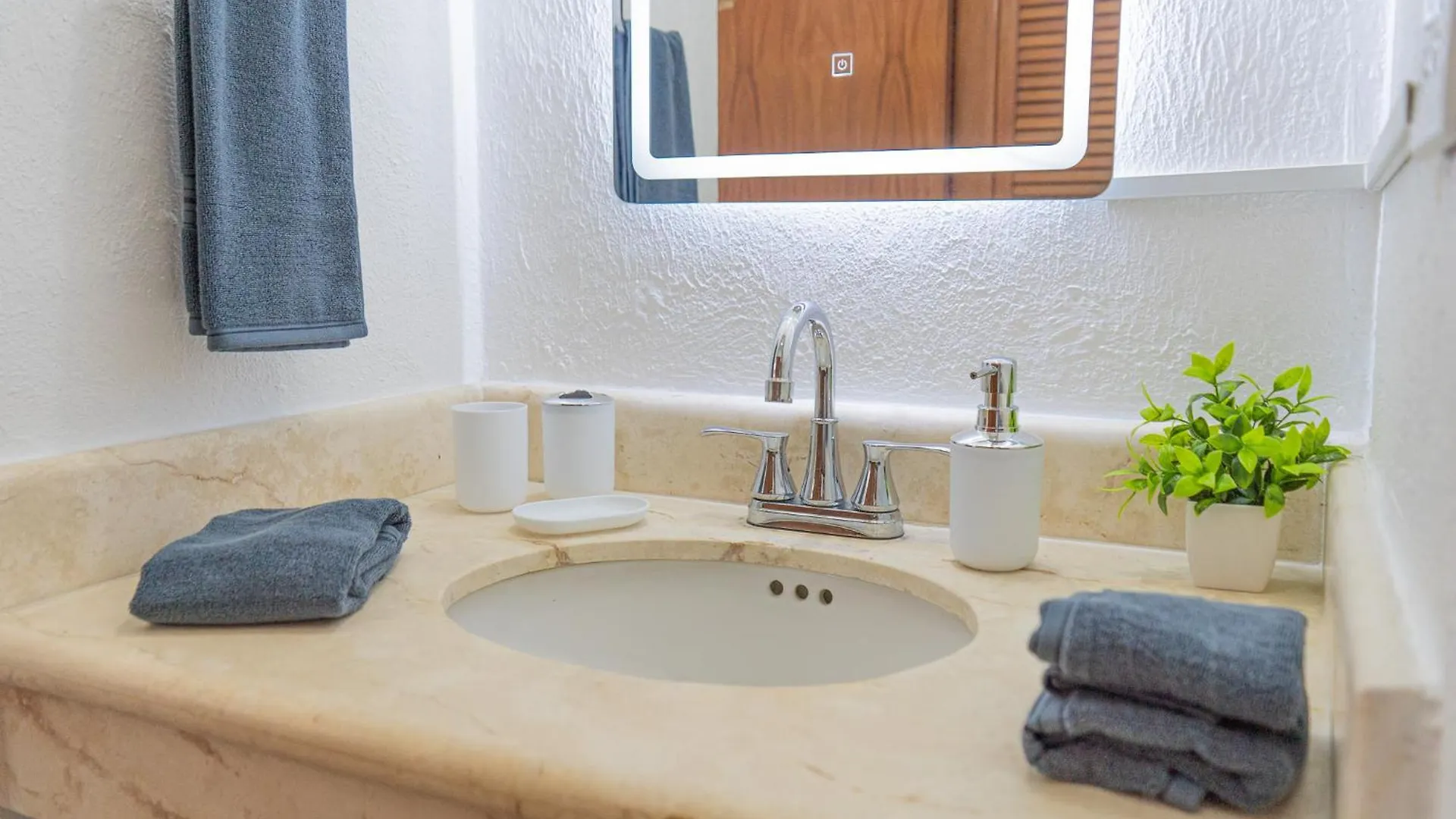Daire Modern 2Br Apt-3 Baths-Pool-Wi-Fi-Steps To Beach Playa del Carmen