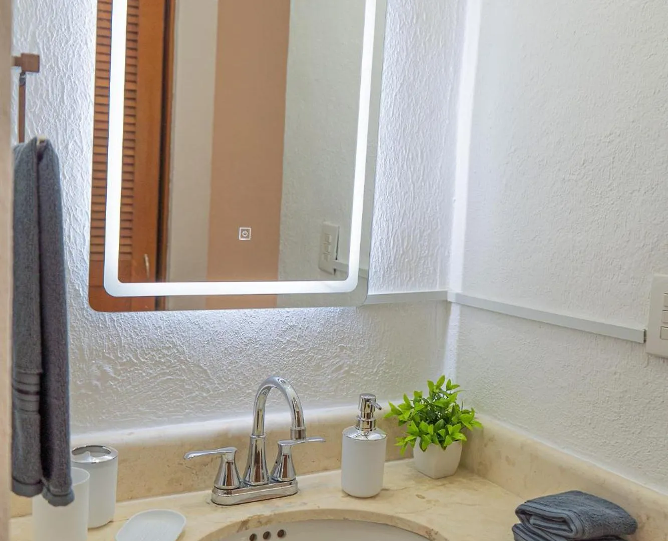Modern 2Br Apt-3 Baths-Pool-Wi-Fi-Steps To Beach Playa del Carmen 0*,  Meksika